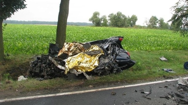 Do wypadku doszło ok. godz. 8.20 na odcinku drogi krajowej nr 11 między Krzywizną a Sarnowem. Lexus zderzył się z ciężarówką. 49-letni kierowca lexusa zginął na miejscu.