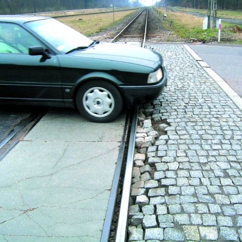 Każdej wiosny na drodze przed kolejowym przejazdem robią się dziury - narzekają suwalscy kierowcy
