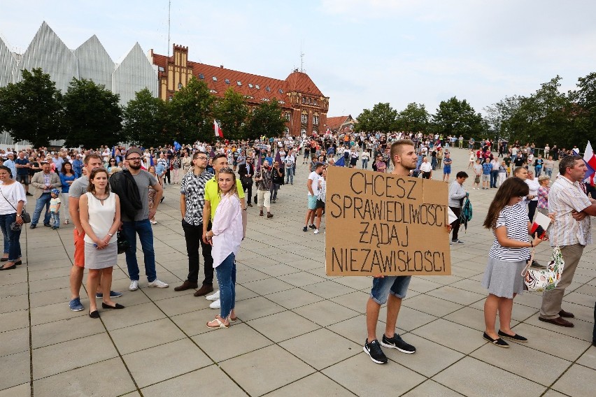 Protest na Placu Solidarności przeciwko reformie sądów. Przyszedł tłum [zdjęcia, wideo] 