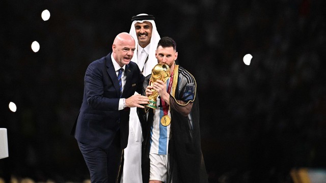Prezydent FIFA, Gianni Infantino z emirem Kataru Szejkiem Tamim bin Hamadem al-Thanim oraz kapitanem reprezentacji Argentyny, Leo Messim podczas ceremonii wręczenia Pucharu Świata na mundialu 2022