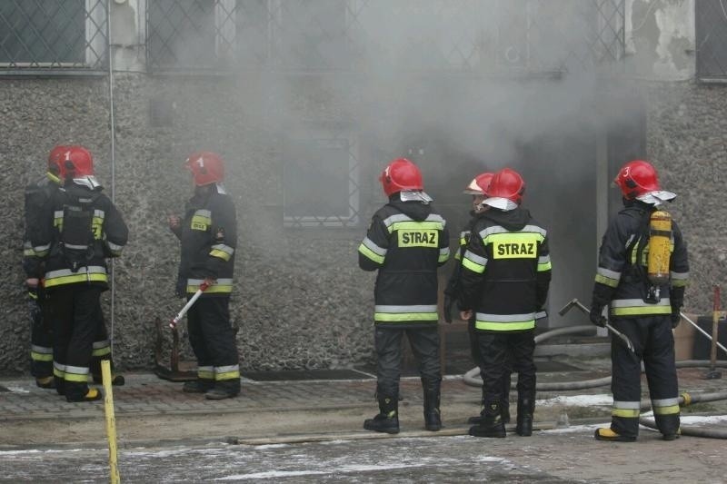 Pożar wybuchł w piwnicy salonu przy skrzyżowaniu ul....