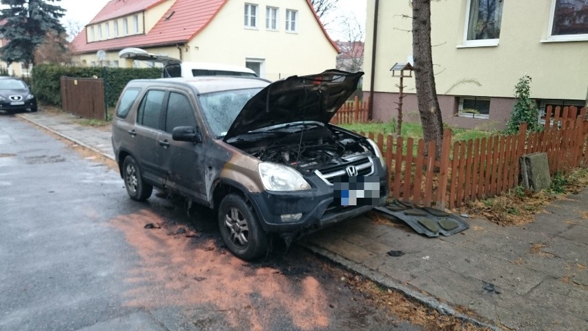 Spalone auto na ulicy Strakowskiego w Gdańsku
