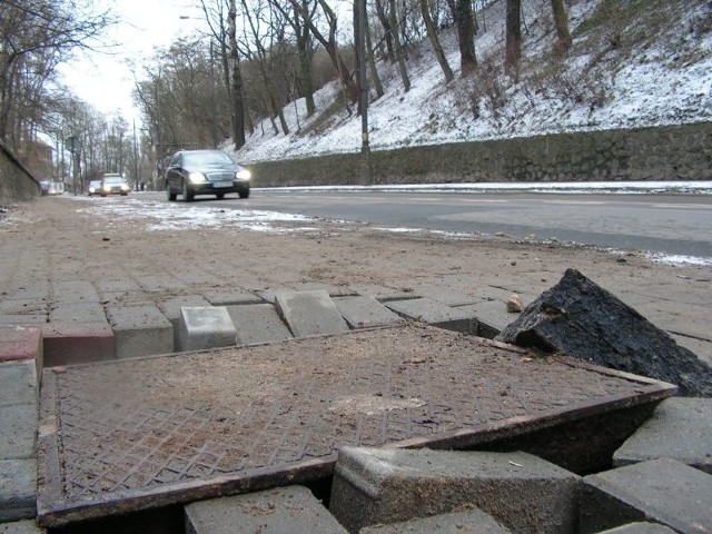 To jeden z ,,kwiatków'' na wyremontowanym chodniku przy ul. Walczaka