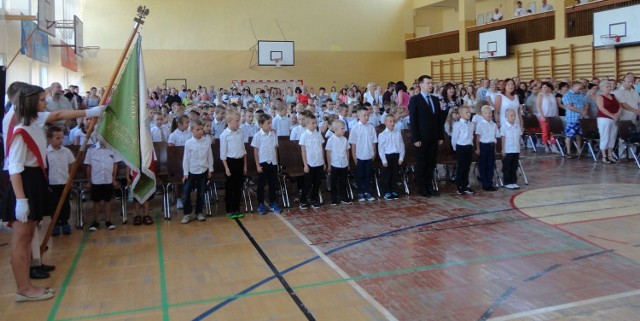 Niezwykle uroczysty przebieg miala inauguracja nowego roku szkolnego w Szkole Podstawowej numer 5 w Ostrowcu Świętokrzyskim, w której uczestniczył prezydent miasta Jarosław Górczyński.