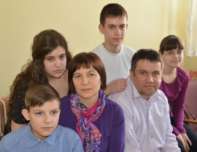 Rodzina Bielów z Radomia ma nadzieję na to, że pomysł wsparcia dla wielodzietnych rodzin zostanie zrealizowany. Na zdjęciu Antoni najmłodszy syn (od lewej), córka Malwina, mama Iwona, syn Franek, tata Zbigniew i córka Małgosia.