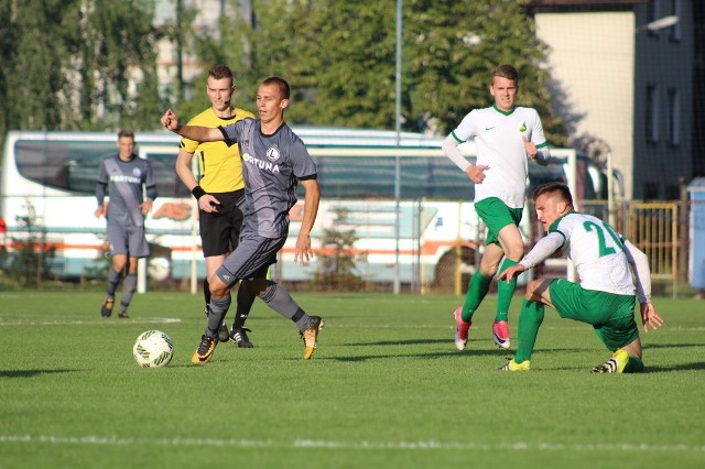 Legia II Warszawa zwyciężyła ze Świtem Nowy Dwór 2-0.