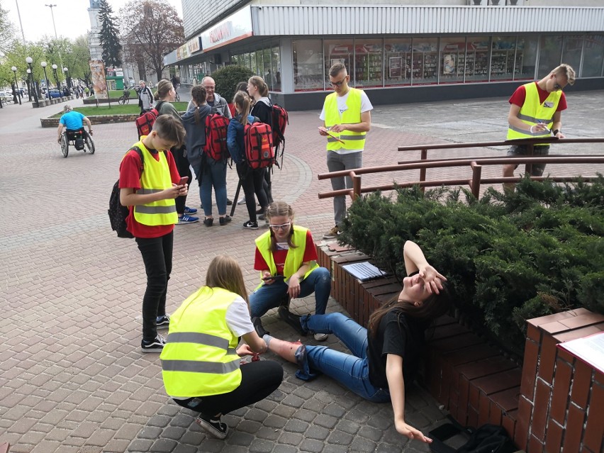 Uczniowie ranni w centrum - atak nożownika, otwarta rana nogi, czyli Mistrzostwa Pierwszej Pomocy [ZDJĘCIA]