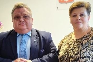 Artur Siwiorek, wójt Mirowa obok nowej skarbnik gminy.