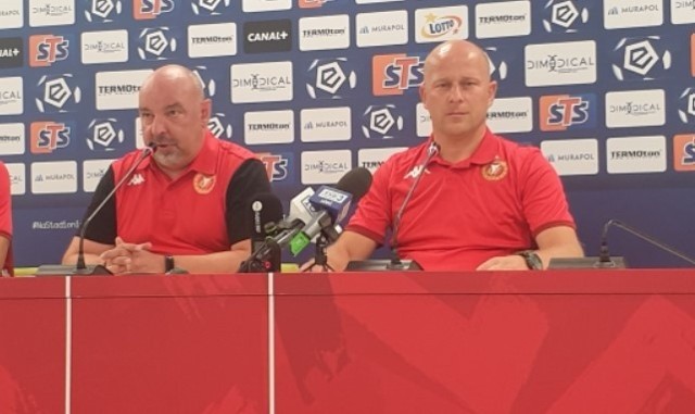 Od lewej: Marcin Tarociński, rzecznik prasowy Widzewa, i trener Janusz Niedźwiedź\.