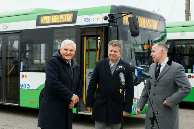 KPKM kupił pięcioletnie Solarisy. Nastąpi reaktywacja nocje komunikacji miejskiej w Białymstoku. Na zdjęciu (od lewej): prezydenta Tadeusz Truskolaski, dyrektor BKM Bogusław Prokop i prezes KPKM Marcin Moskwa