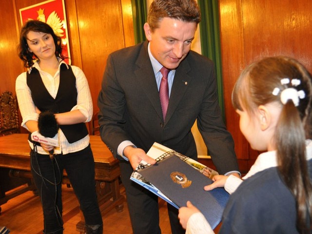 Mariusz Leniec, szef szczecineckiego Lions Clubu, wręczył niedawno stypendium utalentowanej Weronice Mikule. W sumie półroczne stypendia po 300 zł przyznano 6 osobom.