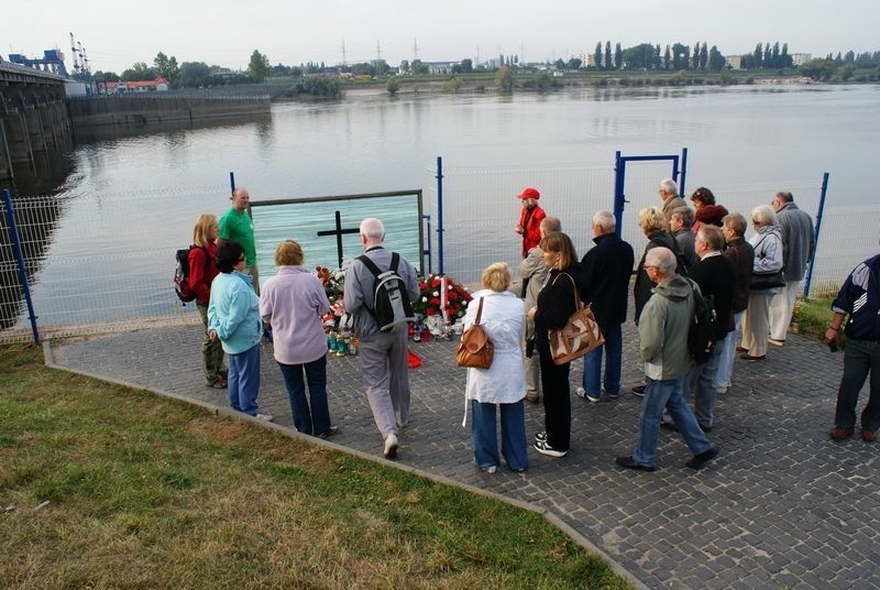 Na włocławskiej tamie przy krzyżu 