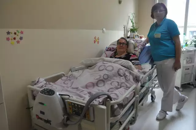 - To łóżko i materac naprawdę są nowoczesne, z najwyższej półki - mówi Barbara Długosz. Obok niej stoi pielęgniarka oddziałowa Maria Hońca.