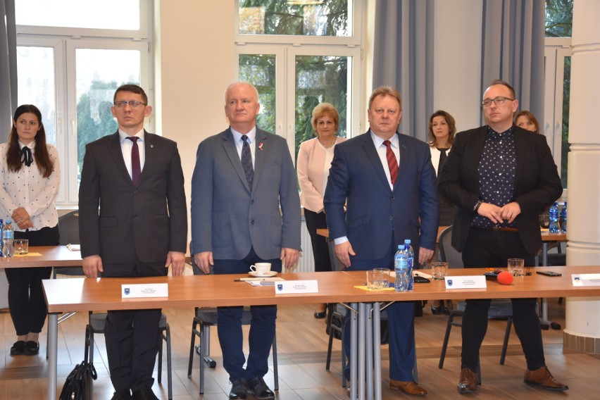 Pożegnanie radnych Rady Miejskiej VII kadencji w Starachowicach i historyczna rezolucja. Co było w torebkach prezentowych