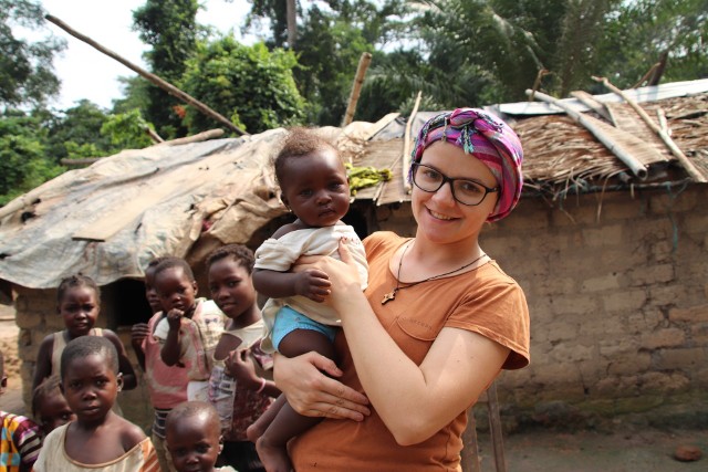 Monika Jamer, absolwentka Politechniki Opolskiej, pracuje od 2019 roku na misjach w Republice Środkowoafrykańskiej.
