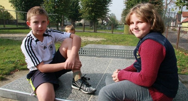 Rodzeństwo Sebastian i Klaudia Ogrodowczykowie z Kaławy czekają na obiecany przez dorosłych plac zabaw.