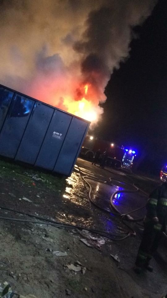 Nocny pożar na wysypisku. Akcja trwała wiele godzin [ZDJĘCIA]