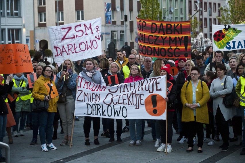 We wtorkowy wieczór na Rynku Staromiejskim w Koszalinie...