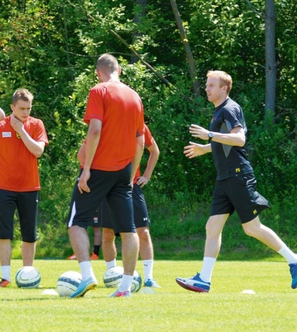 Trener Jagiellonii Piotr Stokowiec (z prawej) będzie miał w kadrze nowego podopiecznego - Albańczyka Bekina Balę.