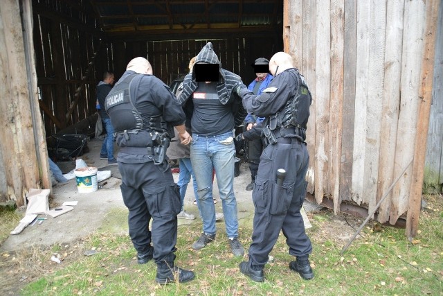 Policja rozbiła dziuplę w gminie Nur i odnalazła rozebraną na części, skradzioną w Łapach, toyotę