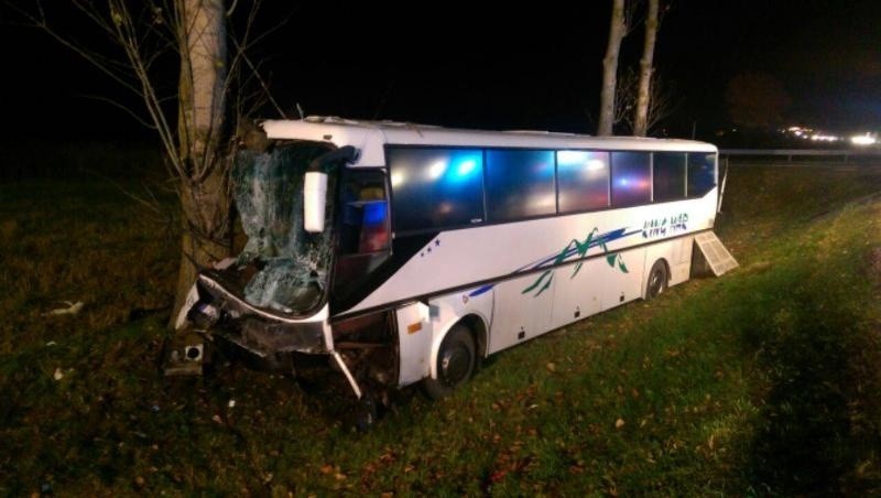 Autobus zderzył się z osobówką w okolicach Cedrów Małych. Jedna osoba nie żyje
