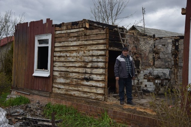 Zbigniew Jachimowski marzy o odbudowie swojego domu na miejscu spalonego.