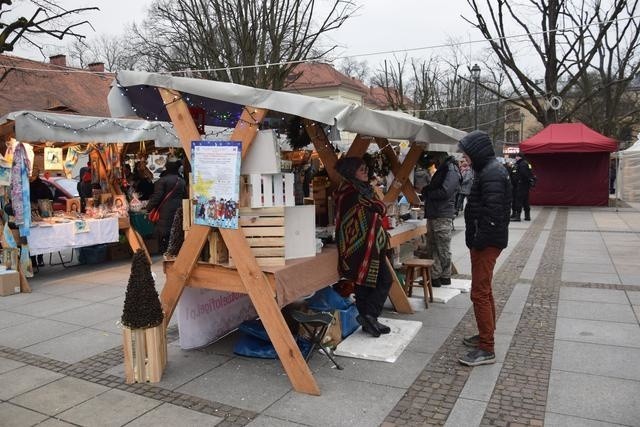 Krzeszowice. Świąteczny Jarmark Tradycji i Rękodzieła na Rynku zwiastuje rychłe nadejście świąt