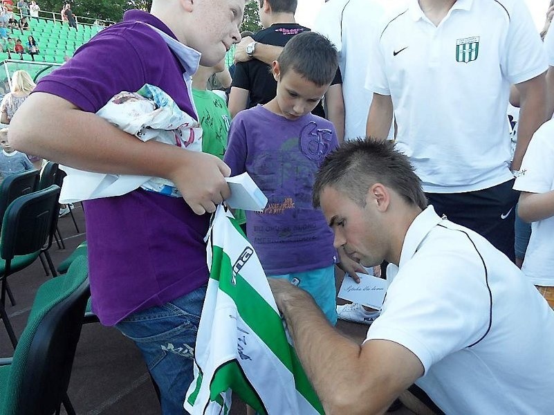 Autografy podpisuje młodym fanom Tomasz Rogóż