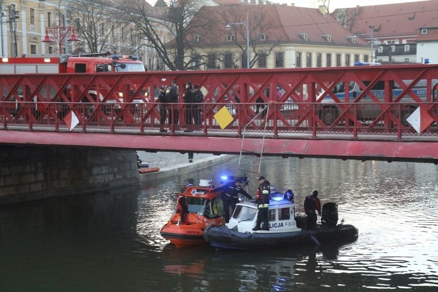 Podczas poszukiwań mężczyzny używano m.in. sonaru