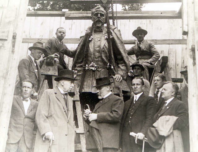 To zdjęcie w albumie Komitetu Budowy Pomnika Henryka Sienkiewicza zatytułowane jest „Ustawianie Pomnika”. Pierwszy z lewej stoi dr Witold Bełza