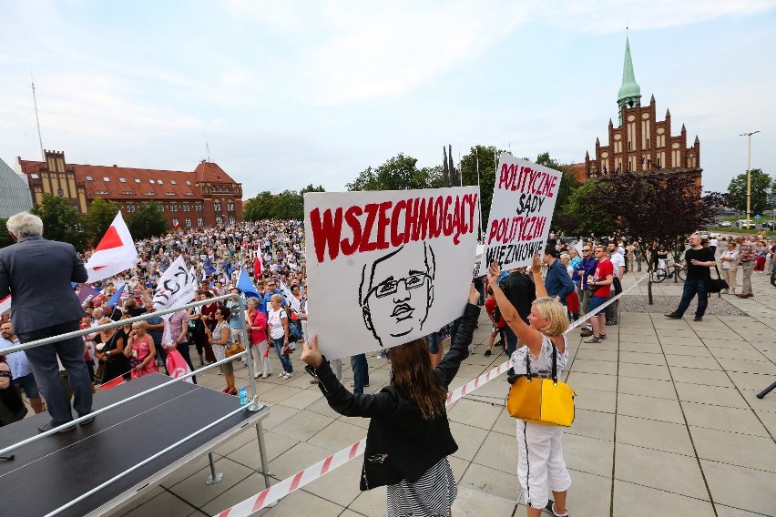 Protest na Placu Solidarności przeciwko reformie sądów. Przyszedł tłum [zdjęcia, wideo] 