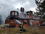 Pożar pałacu w miejscowości Granice-Wyczółkowo. Na miejscu kilkanaście jednostek strażaków z dwóch powiatów