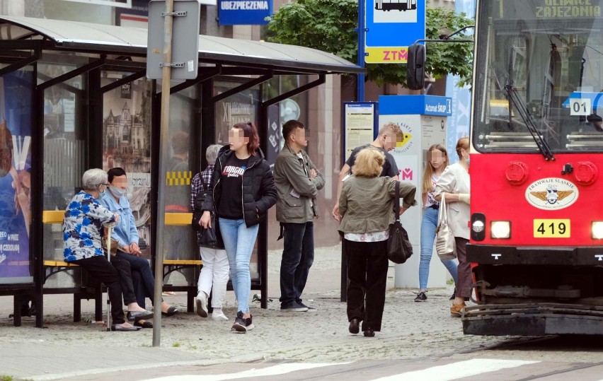 Maseczki ochronne w tramwajach i autobusach sa obowiązkowe....