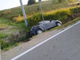 Wypadek Lubcza. Samochód dachował na drodze powiatowej pod Tarnowem i wpadł do rowu