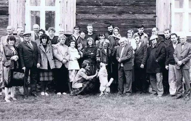 Uczestnicy Seminarium Kaszubskiego przed chatą Borzyszkowskich w Łączyńskiej Hucie