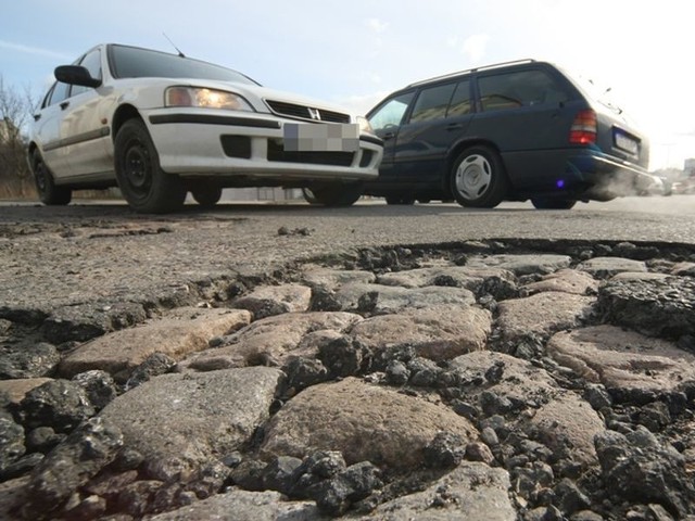 Dziury, które pojawiły się na ul. Wiejskiej i Dąbrówki w Słupsku, zagrażają samochodom.