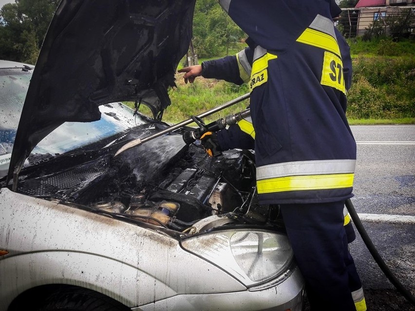 Just. Pożar samochodu marki ford na drodze krajowej nr 75 [ZDJĘCIA]