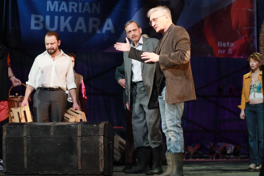 Nie siedź w domu: Wieś Głucha Dolna wystawia „Hamleta” na scenie Teatru Nowego