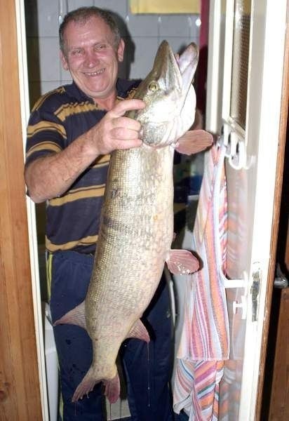 Jan Danielewicz - ma 50 lat, mieszka w Tarnobrzegu, jest dyżurnym ruchu PKP w sekcji Stalowa Wola-Rozwadów. Wędkarski haczyk połknął jako siedmioletni chłopiec, kiedy ojciec wziął go na ryby. Nie przepada za jedzeniem ryb, ale łowienie to jego największe hobby. Wędkuje na wszystkich wodach, co roku wyjeżdża na dłuższe wyprawy.