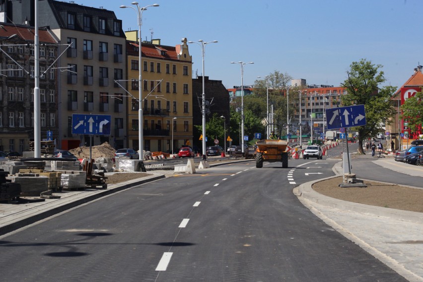 Północna część jezdni ulicy Dmowskiego ma zostać oddana do...