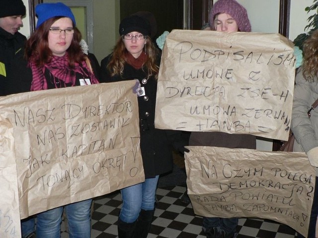 Możemy protestować nawet co trzy dni. Aż do skutku &#8211; mówili podczas poniedziałkowych protestów w sprawie likwidacji szkoły uczniowie lęborskiego ekonomika. 