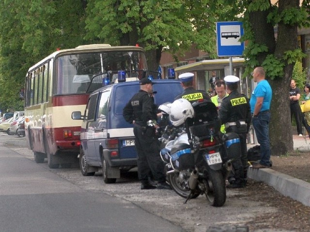 &#8222;Zjazd&#8221; policjantów ciekawił osoby przechodzące w pobliżu przystanku. Okazuje się, że powód był błahy.