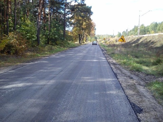 Brakujący odcinek około 190 metrów drogi powiatowej przed Ludynią, który nie został wykonany w ubiegłym roku, ma już nową nawierzchnię.