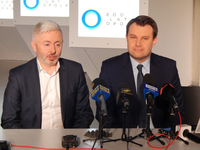 Maciej Stanecki, wiceprezes TVP (z lewej) i Arkadiusz Wiśniewski, prezydent Opola podczas konferencji prasowej na temat 54. KFPP.