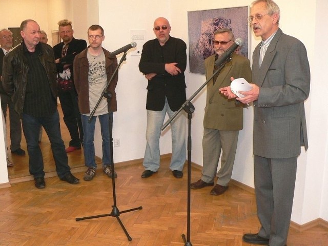 Twórcy wystawy (od lewej): Janusz Baran, Henryk Królikowski, Jan Walasek, Waldemar Kozub zostali powitani podczas wernisażu przez szefa buskiej galerii Bogdana Ptaka.