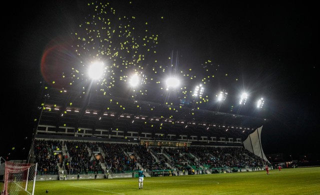 W Stalowej Woli pięknym oświetlonym stadionem cieszą się od lutego br. W Rzeszowie dopiero rozpisano przetarg na instalacje oświetlenia i podgrzewanej murawy, co jest warunkiem niezbędnym do rozgrywania meczów w Fortuna 1 Lidze.