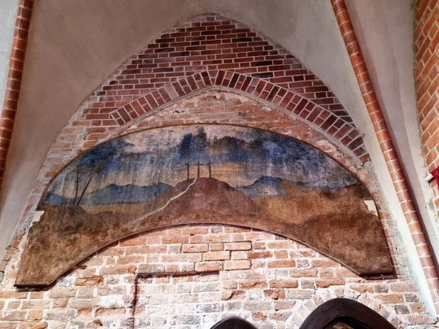 Z zrujnowanej kaplicy w nieistniejącej wsi udało się uratować dwa ścienne, barokowe malowidła