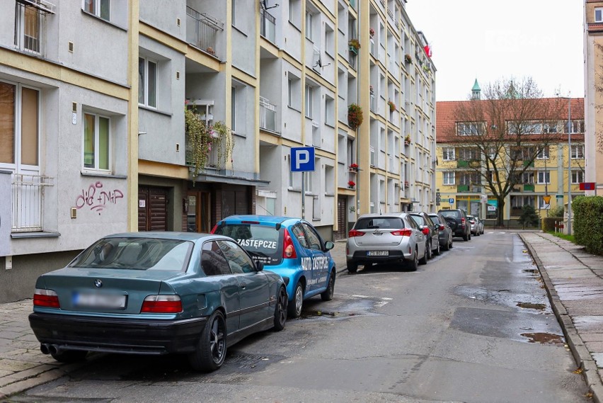 Brakuje miejsc do parkowania w Szczecinie. Więc czemu jest tak dużo "kopert"? Radni proszą o wyjaśnienia
