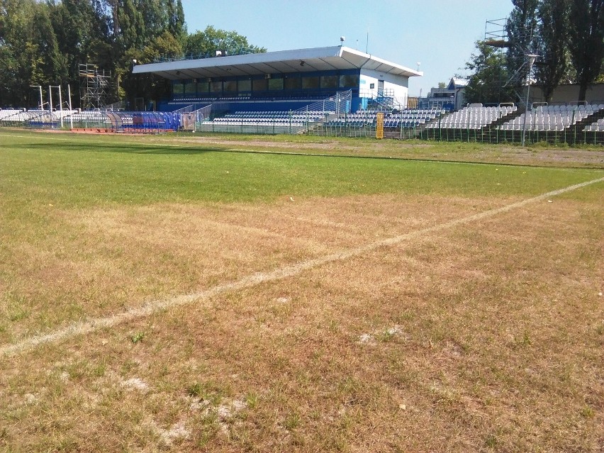 Kraków. Stadion Hutnika po Euro niszczeje, choć wydano ponad milion złotych [ZDJĘCIA, WIDEO]