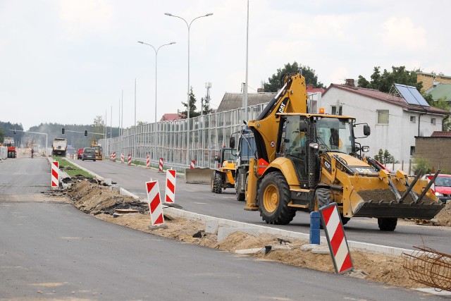 W sobotę (11 sierpnia) ok. godz. 6.00 zostanie udostępniona do ruchu jezdnia główna ulicy K. Ciołkowskiego na przebudowywanym odcinku od ulicy A. Mickiewicza do ulicy Gen. N. Sulika, który będzie odbywać się na następujących zasadach:- Do ruchu pojazdów zostanie udostępnione po jednym pasie ruchu jezdni głównej na obu kierunkach.- Na skrzyżowaniu ulic K. Ciołkowskiego – Niedźwiedzia umożliwione zostaną wszystkie relacje.- Na skrzyżowaniu ulic K. Ciołkowskiego – Nowowarszawska ruch okrężny odbywać się będzie po zewnętrznym pasie ronda z możliwością jazdy we wszystkich kierunkach.- Na skrzyżowaniu ulic K. Ciołkowskiego – Obrębowa umożliwiony zostanie wjazd w ulicę Obrębową z kierunku od ronda im. M. Kawelina wyłącznie w prawo lub od skrzyżowania ulic Baranowicka – Obrębowa. Wyjazd z ulicy Obrębowej w ulicę K. Ciołkowskiego wyłącznie w prawo (w kierunku ulicy Gen. N. Sulika).- Z ulicy J. K. Branickiego zostanie uniemożliwiony skręt w lewo w ulicę Baranowicką jadąc z kierunku centrum miasta (odcinek od ulicy J. K. Branickiego do ulicy K. Ciołkowskiego). Dojazd do tej części ulicy Baranowickiej będzie możliwy od ulicy K. Ciołkowskiego jadąc z kierunku od ronda im. M. Kawelina lub po wykonaniu nawrotki na rondzie skrzyżowania ulic K. Ciołkowskiego – Nowowarszawska jadąc z kierunku od centrum miasta.